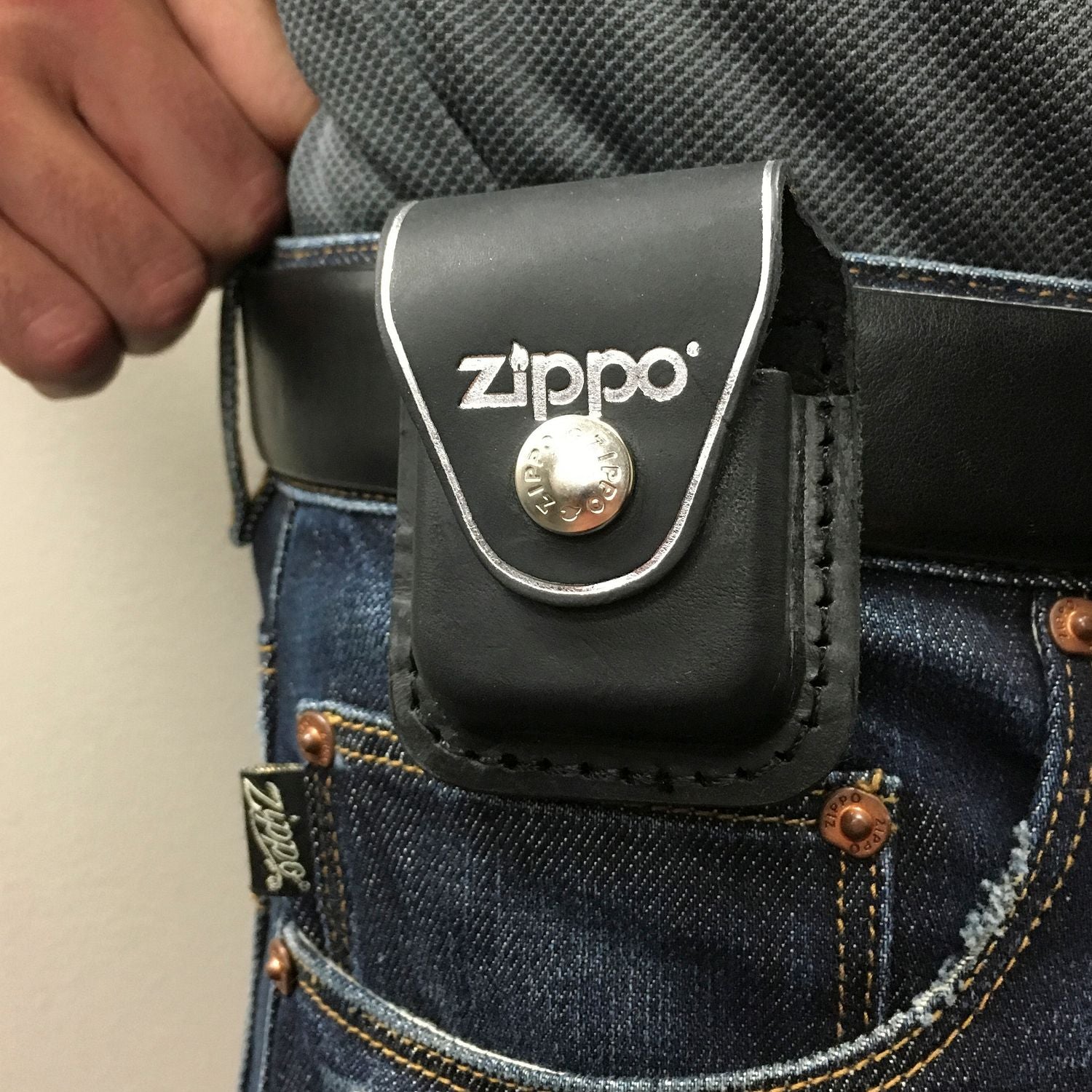 17003 Černé kožené pouzdro na zapalovač Zippo
